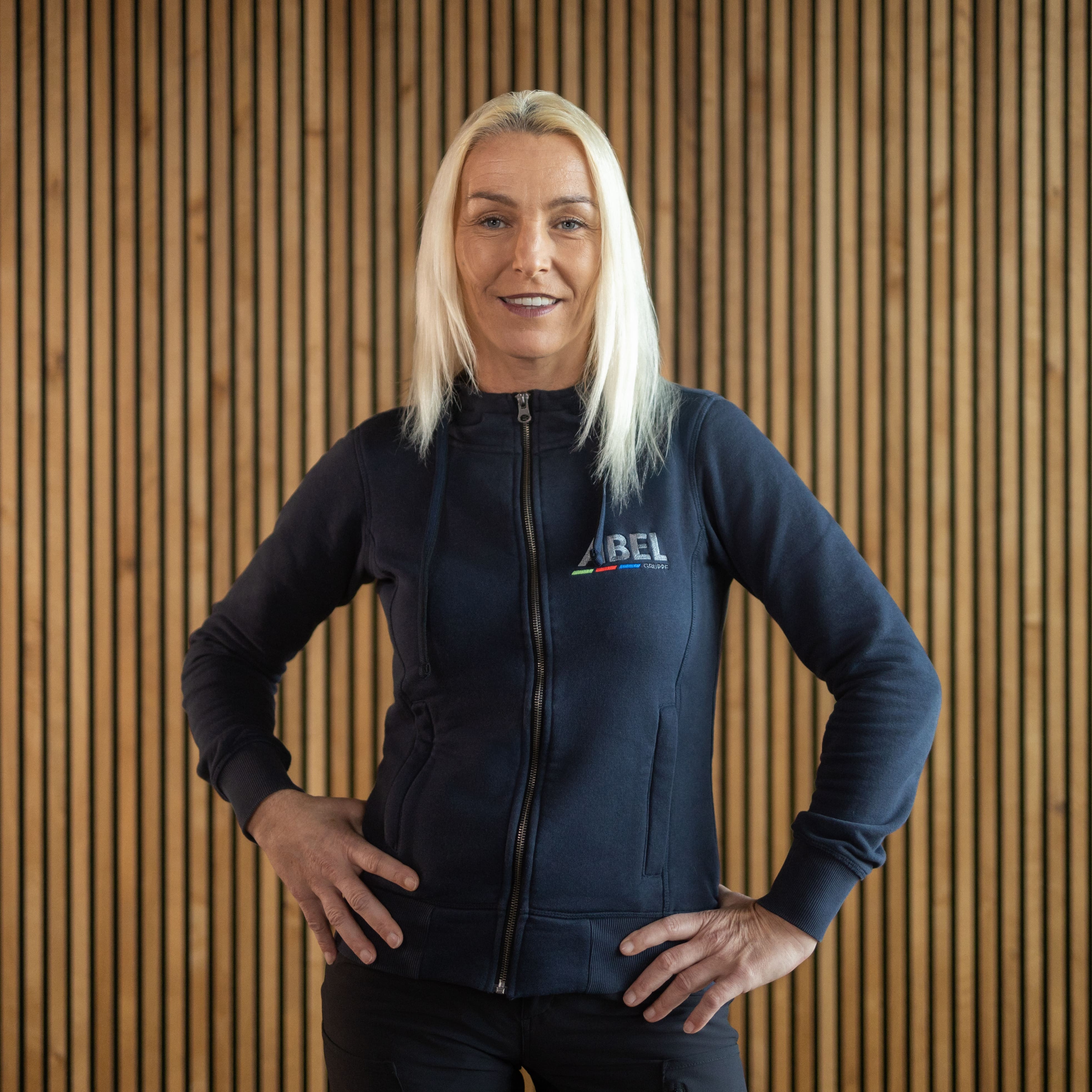 20251204 Tuende Angyal Lageristin ABEL Retec